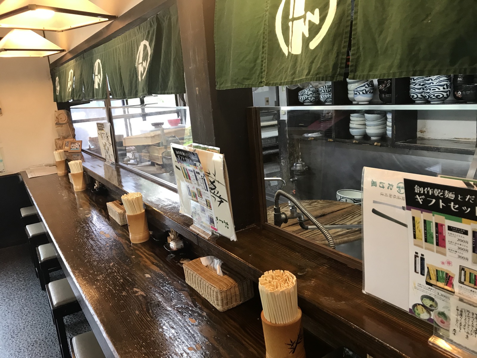 飛沫感染防止のアクリル板を設置しました