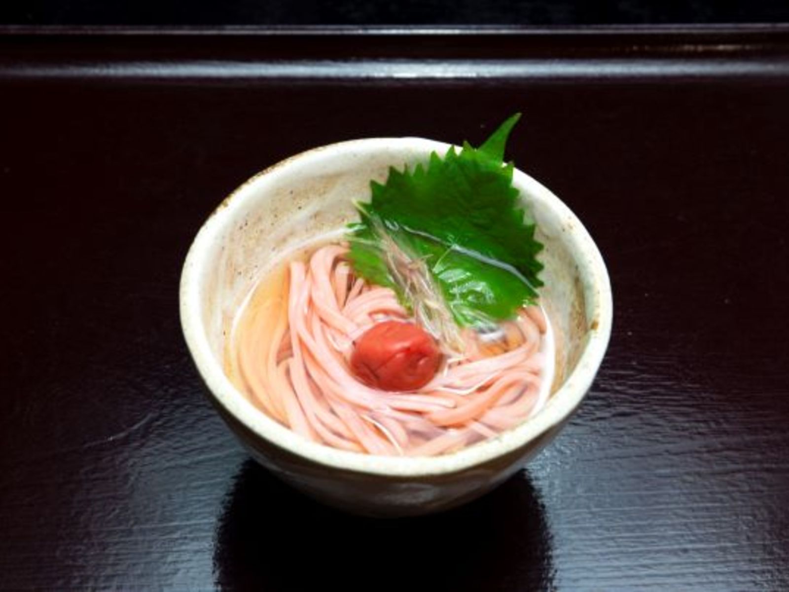 梅の花が咲き始めるこの季節に梅うどんなどいかがでしょうか