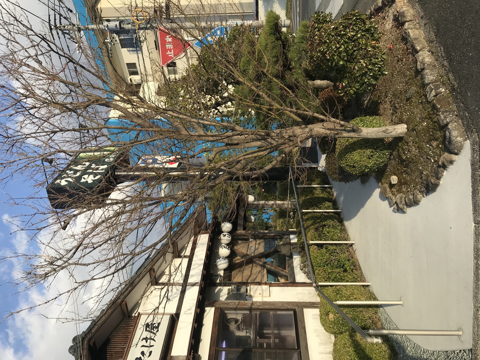 玄関口までの舗装工事が完了しました