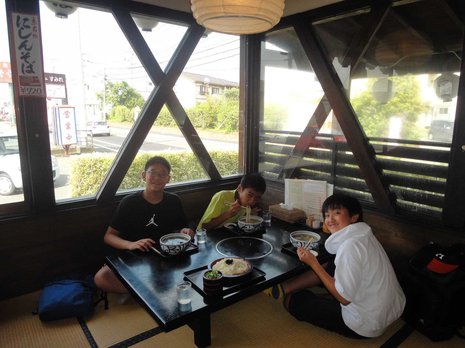 自分達でで打ったうどんを食べます