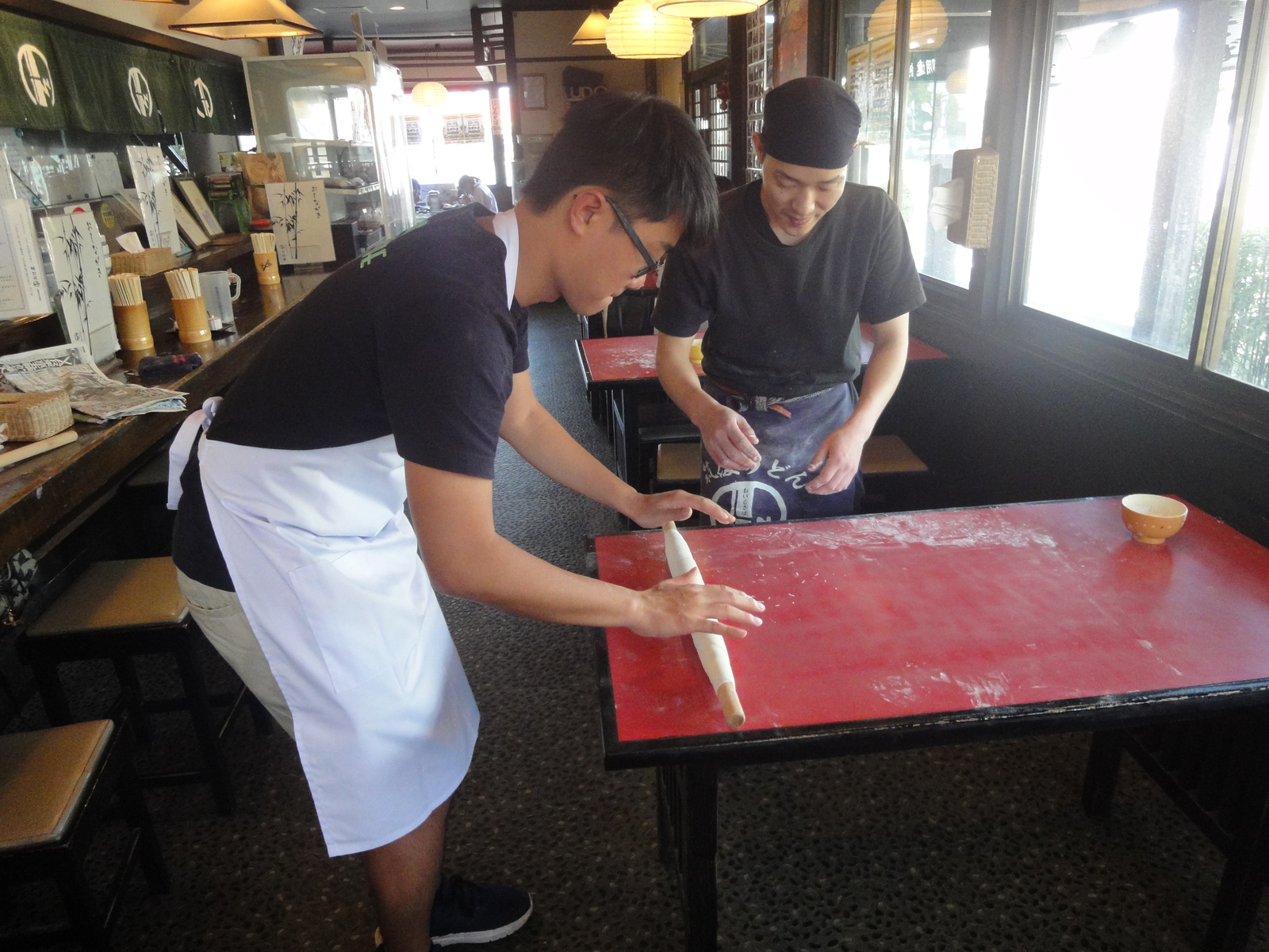 麺棒で伸ばします