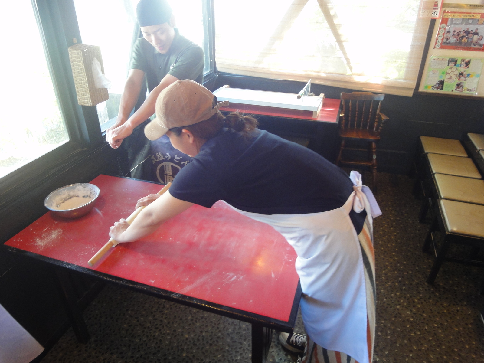 麺棒で伸ばします