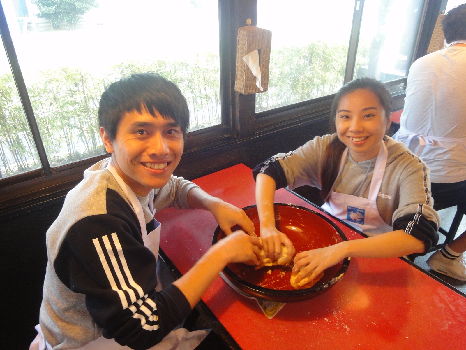 生地になるまで手で混ぜます