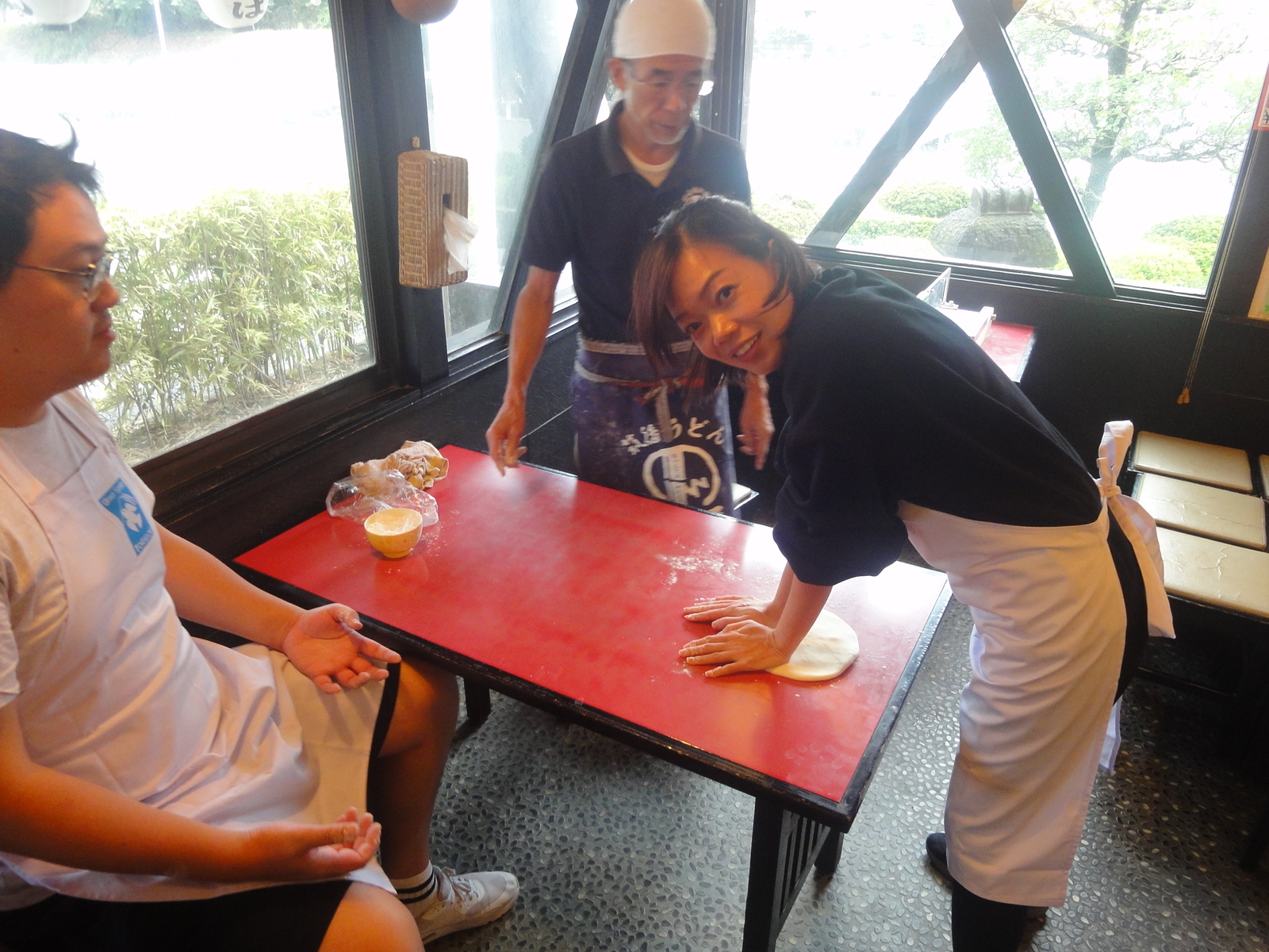 麺棒で伸ばします