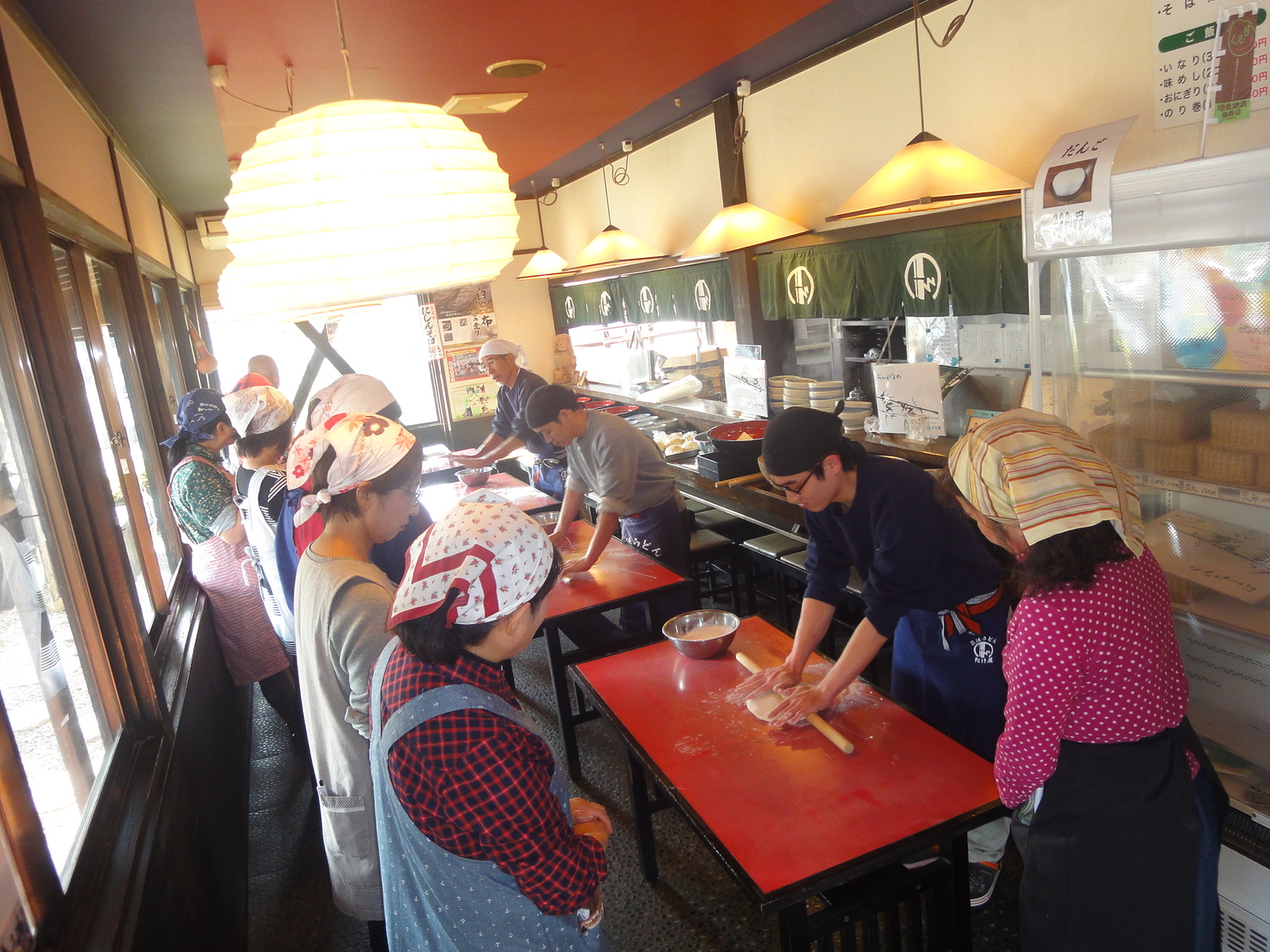 職人さんが麺の打ち方を見せています