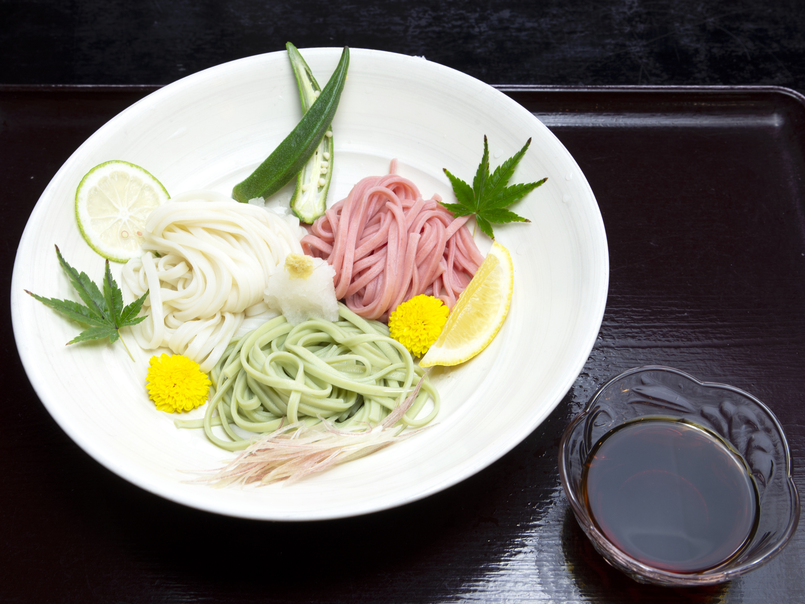 濃縮ダシkuroを使った三色うどんの調理例