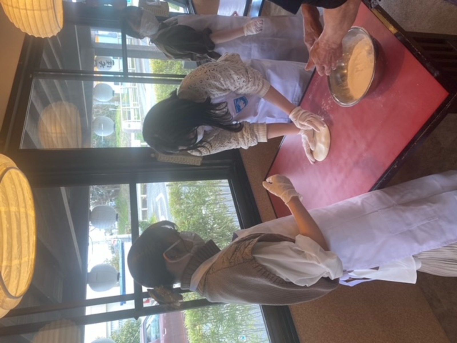 次に手と麺棒を使って伸ばしていきます