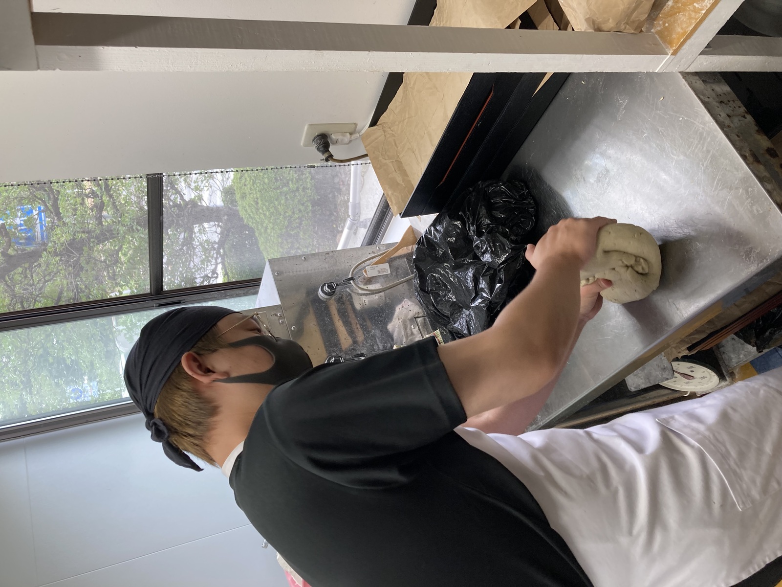 そば生地を捏ねる様子