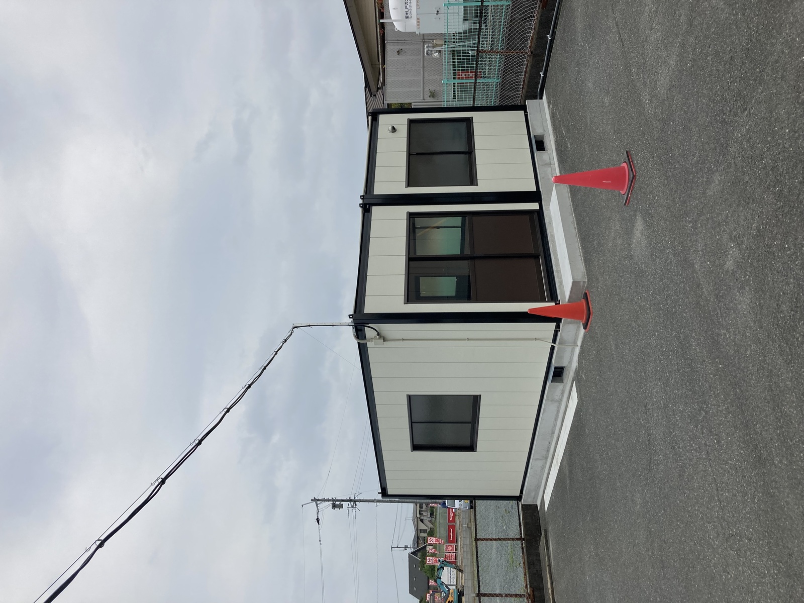 クレーン車によって建物が運び込まれました