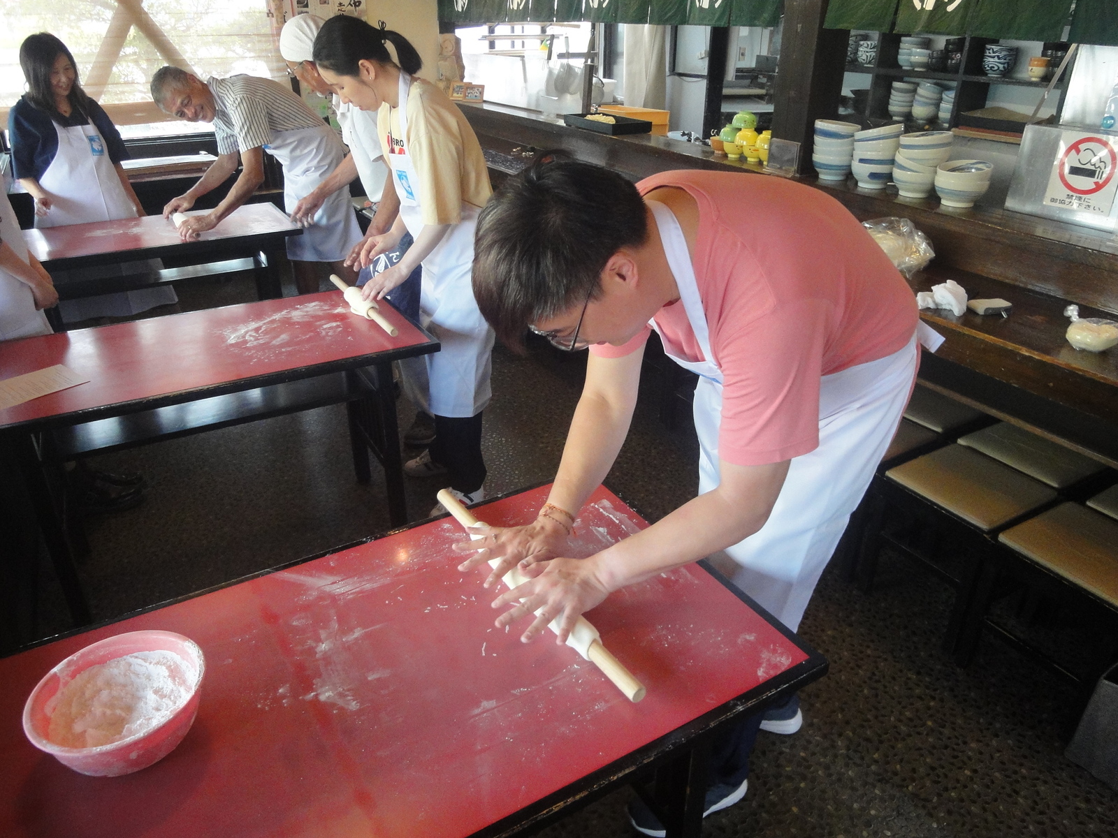 麺棒で伸ばします