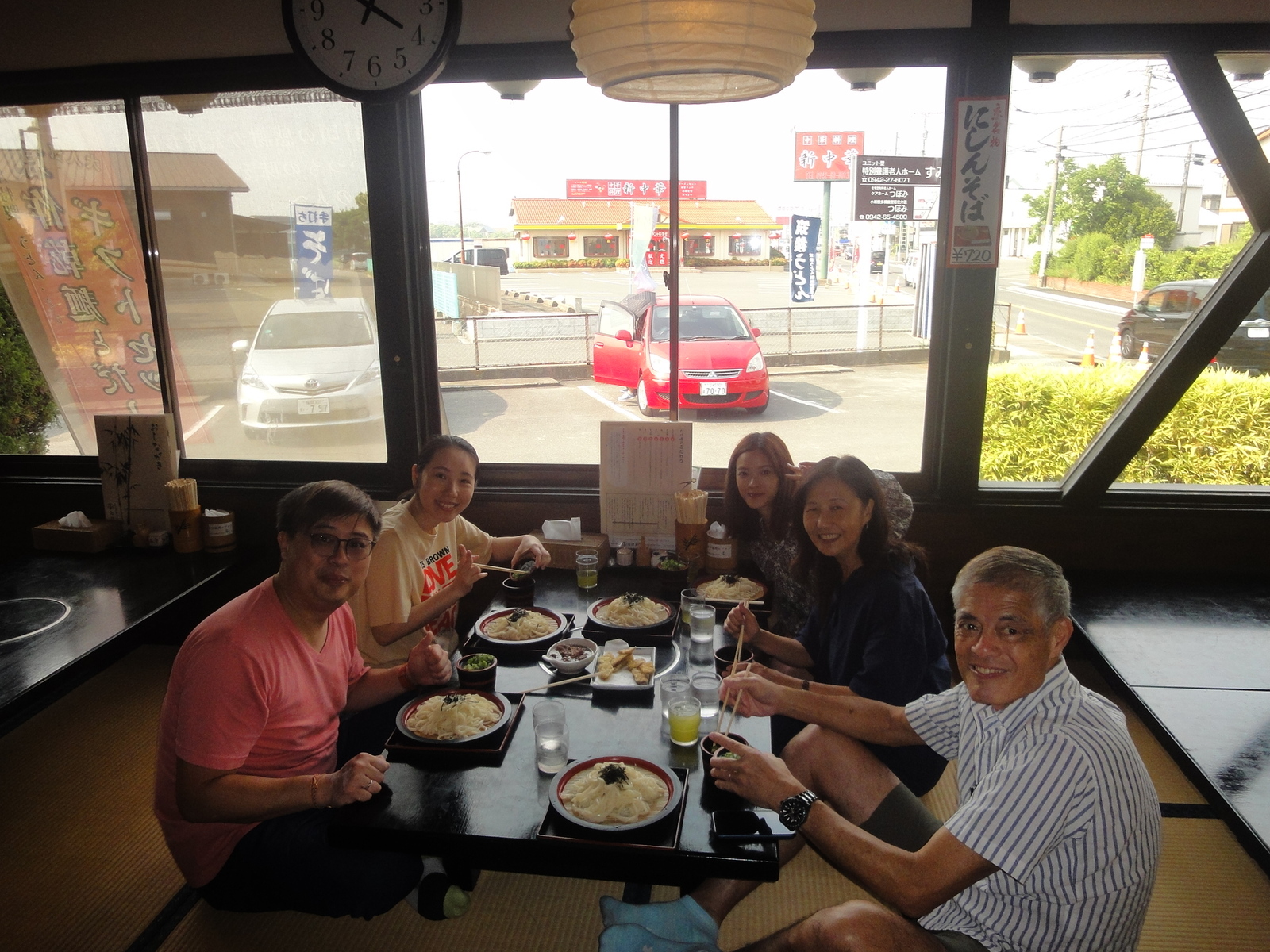 ご自身で作ったうどんを食べます