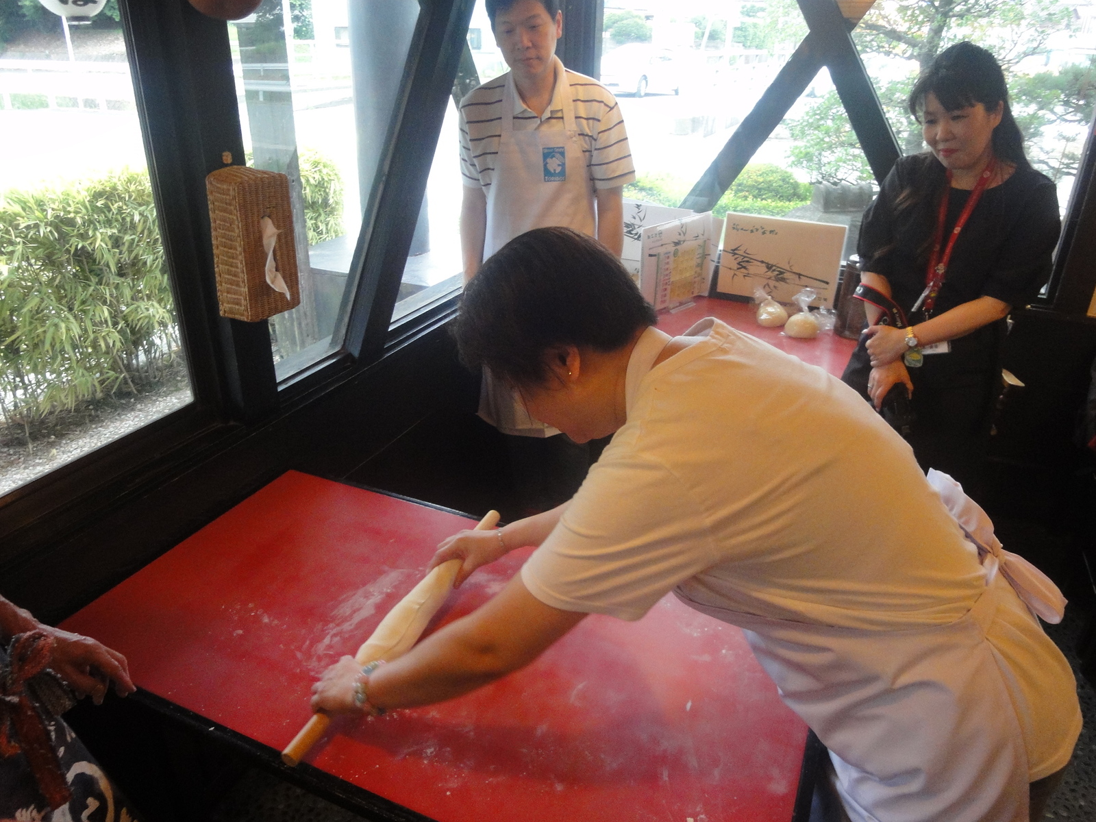 麺棒で伸ばします