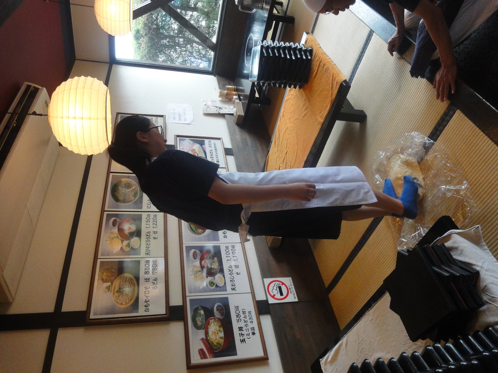 生地を足で踏みます