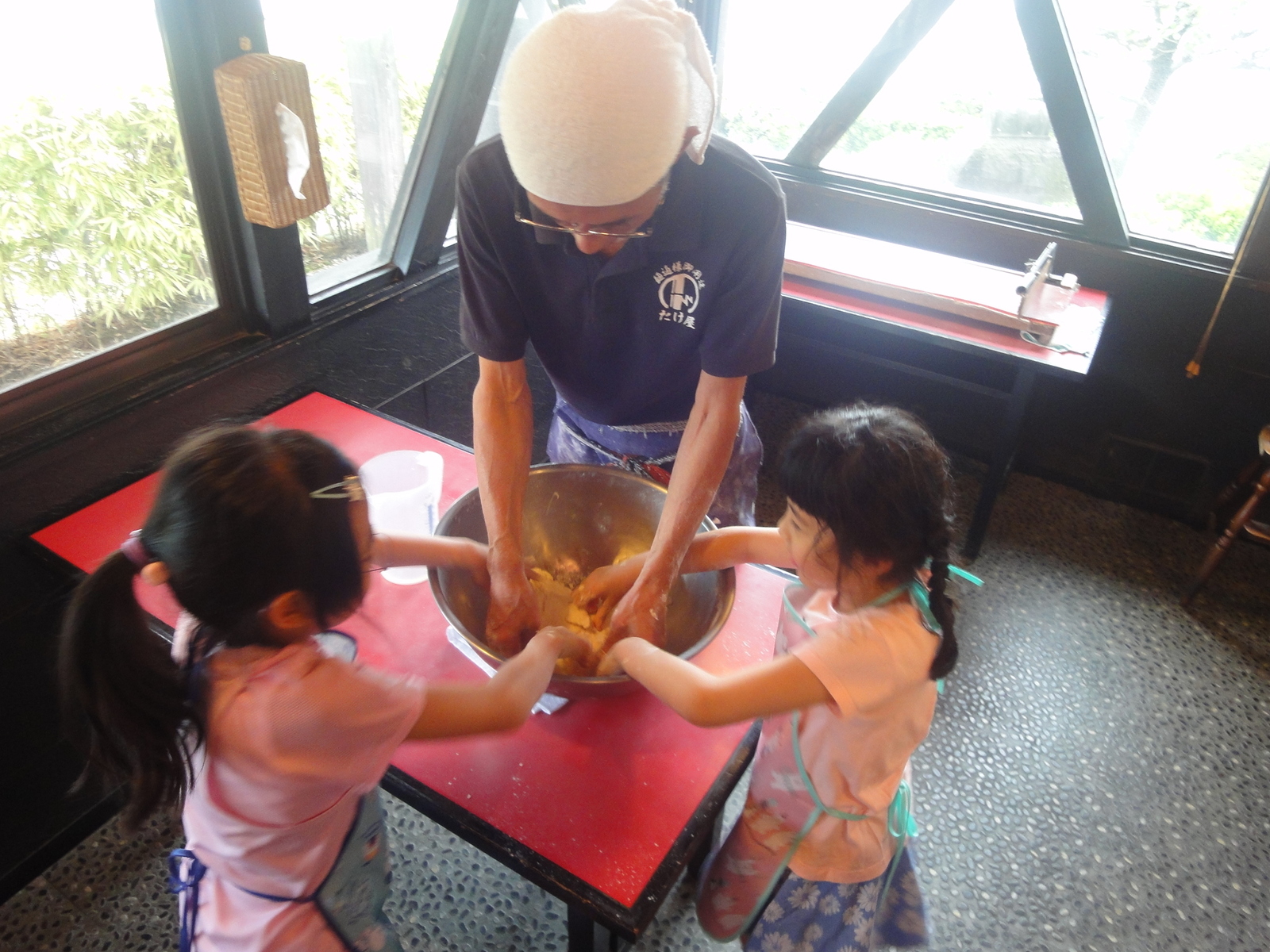 子どもさんたちとても楽しそうに粉をまぜています