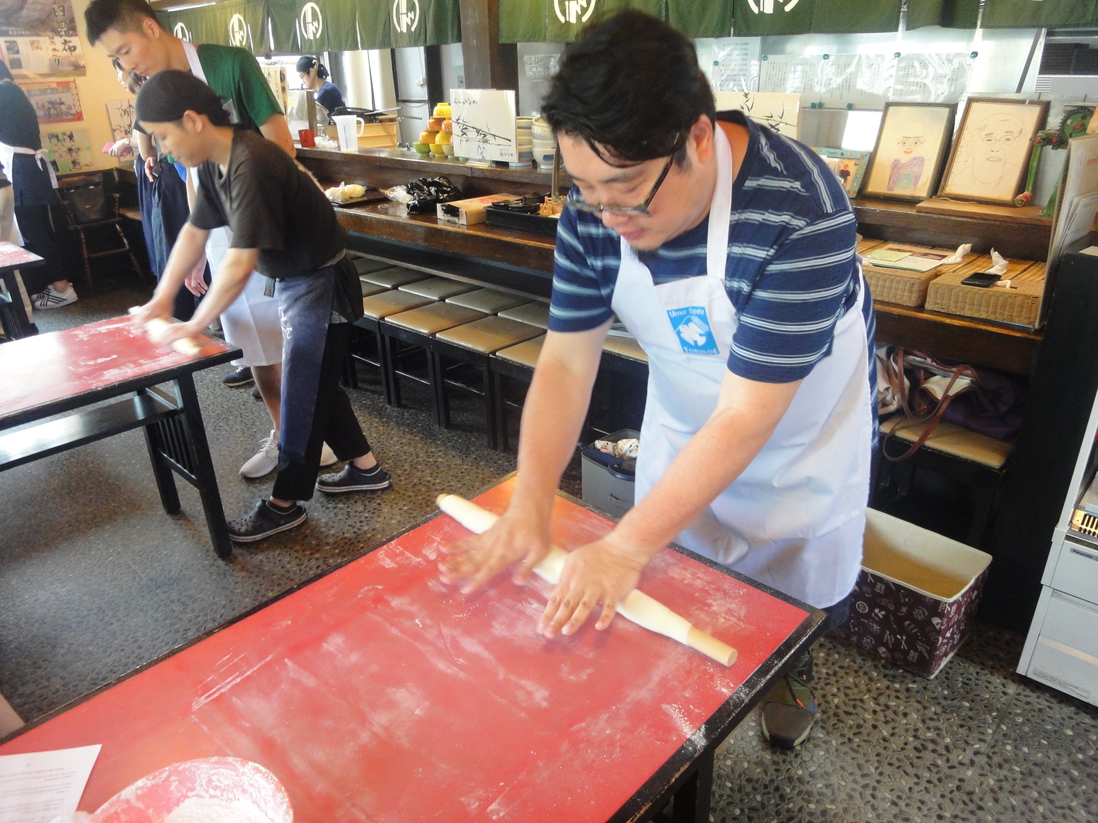 麺棒で伸ばします