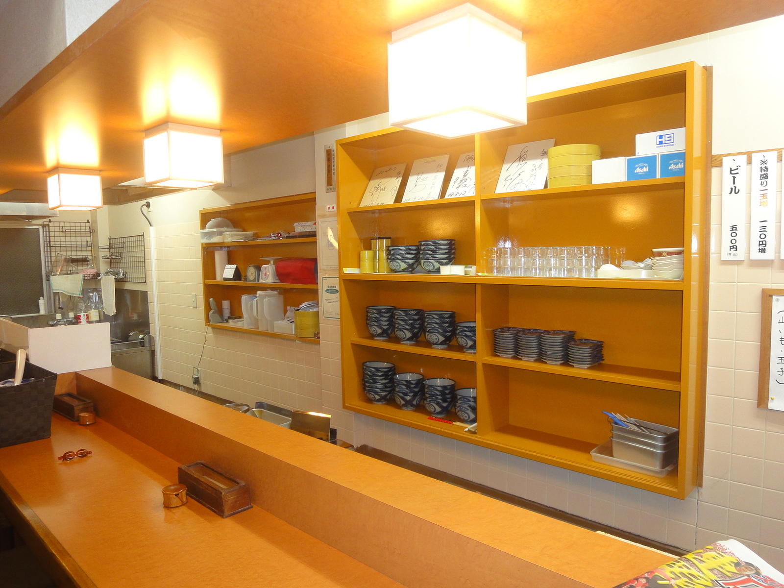 カウンター席の並ぶ店内